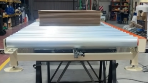 Camino de rodillos motorizado para despaletizado automático de frontales de armario carga 1.400kg.