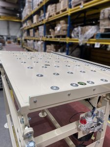 Mesa de bolas industrial con sistema de ventosas de vacío para posicionamiento de tableros.